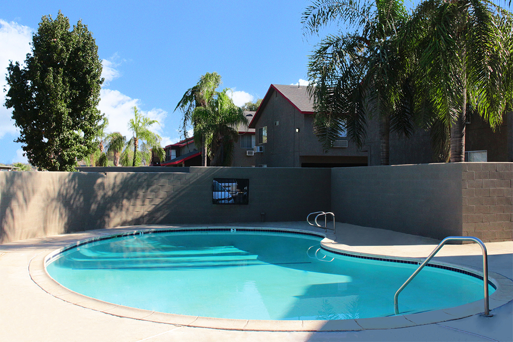 This image shows the swimming pool of the Casa Del Sol Apartments