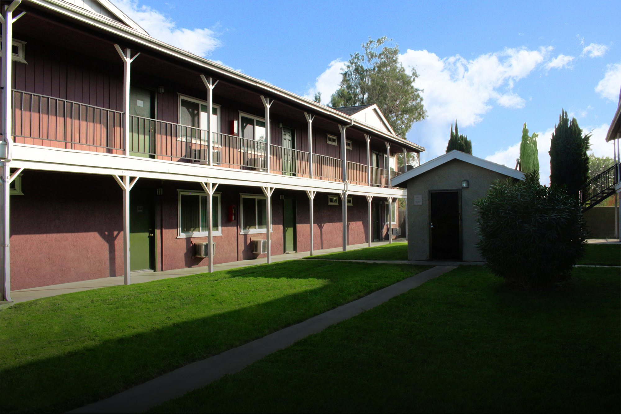 This banner image shows the exterior photo of Arbor Apartments