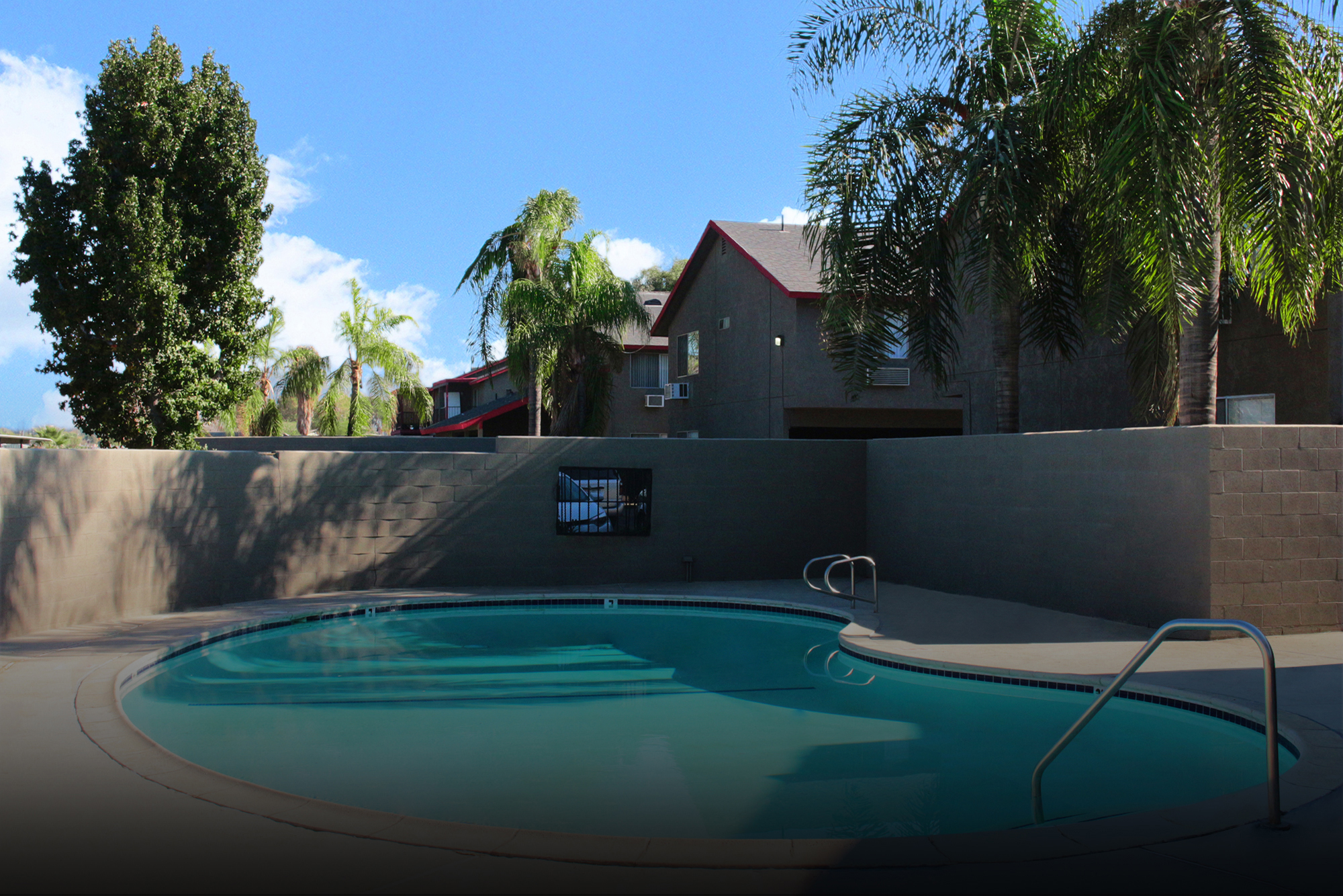 This image shows the swimming pool of the Casa Del Sol Apartments