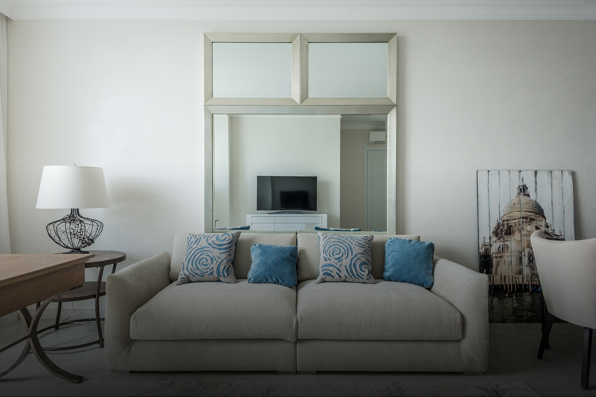 This banner image shows the interior photo of Club Royale Apartments