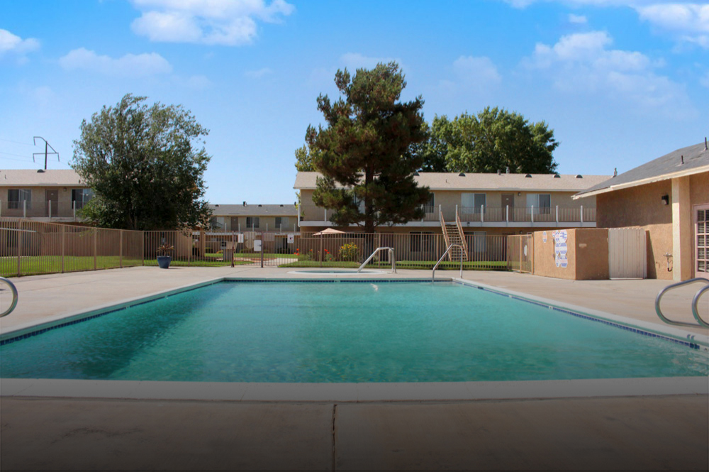This image shows the swimming pool of the Hesperia Regency Apartments