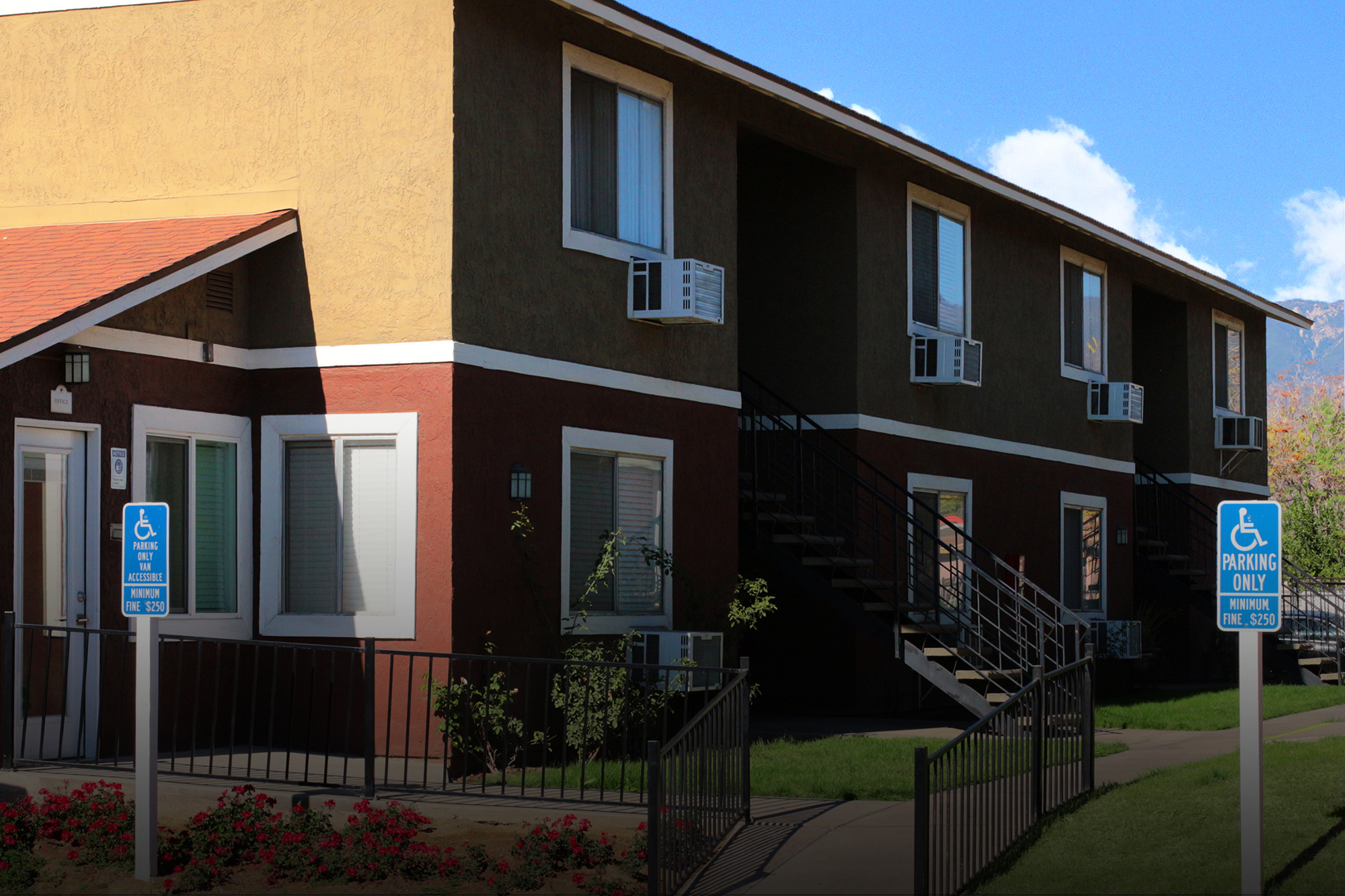 This banner image shows the exterior photo of Villa De La Rosa Apartments