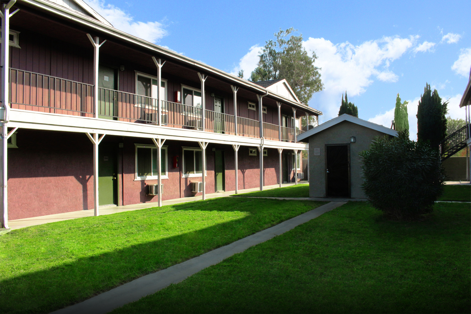 This banner image shows the exterior photo of Arbor Apartments