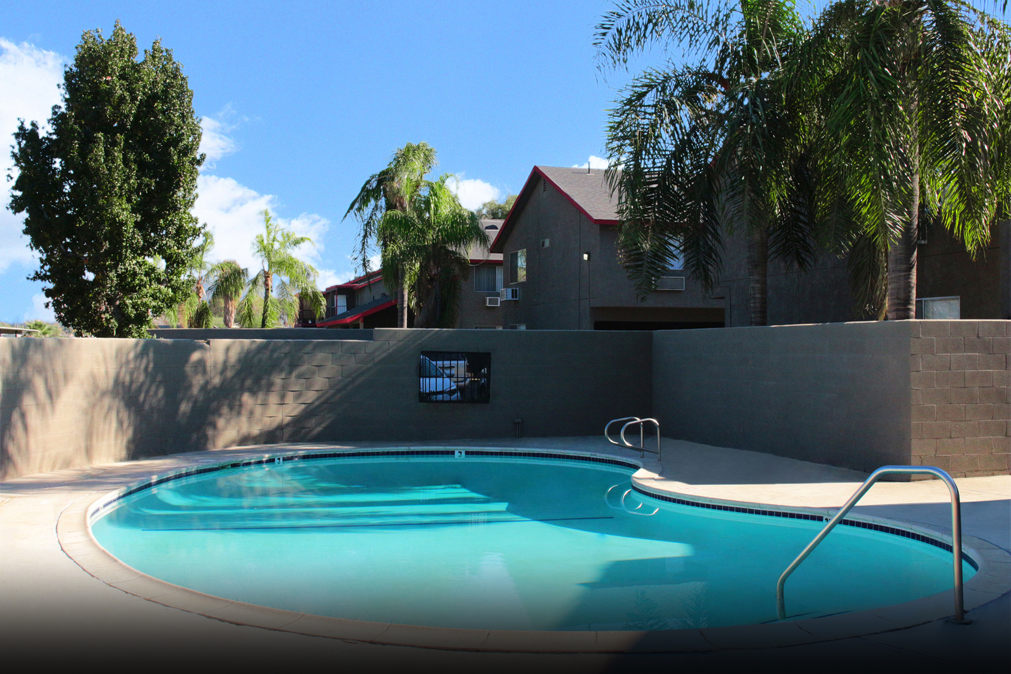 This banner image shows the swimming pool of the Casa Del Sol Apartments
