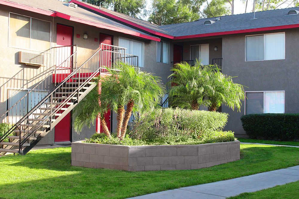 This image shows the exterior photo of Casa Del Sol Apartments