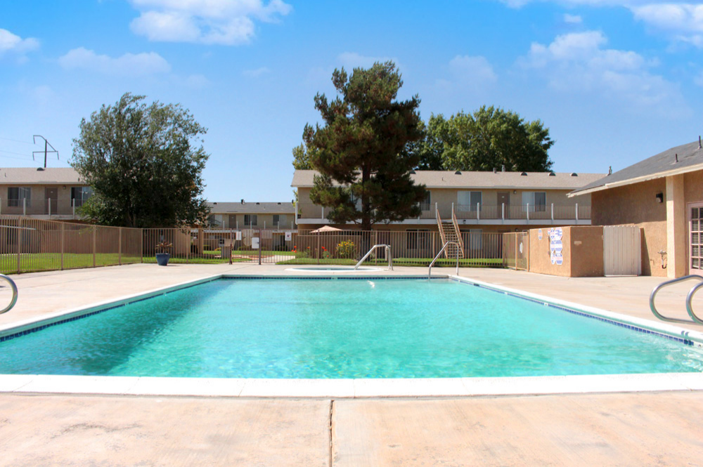 This image shows the swimming pool of the Hesperia Regency Apartments